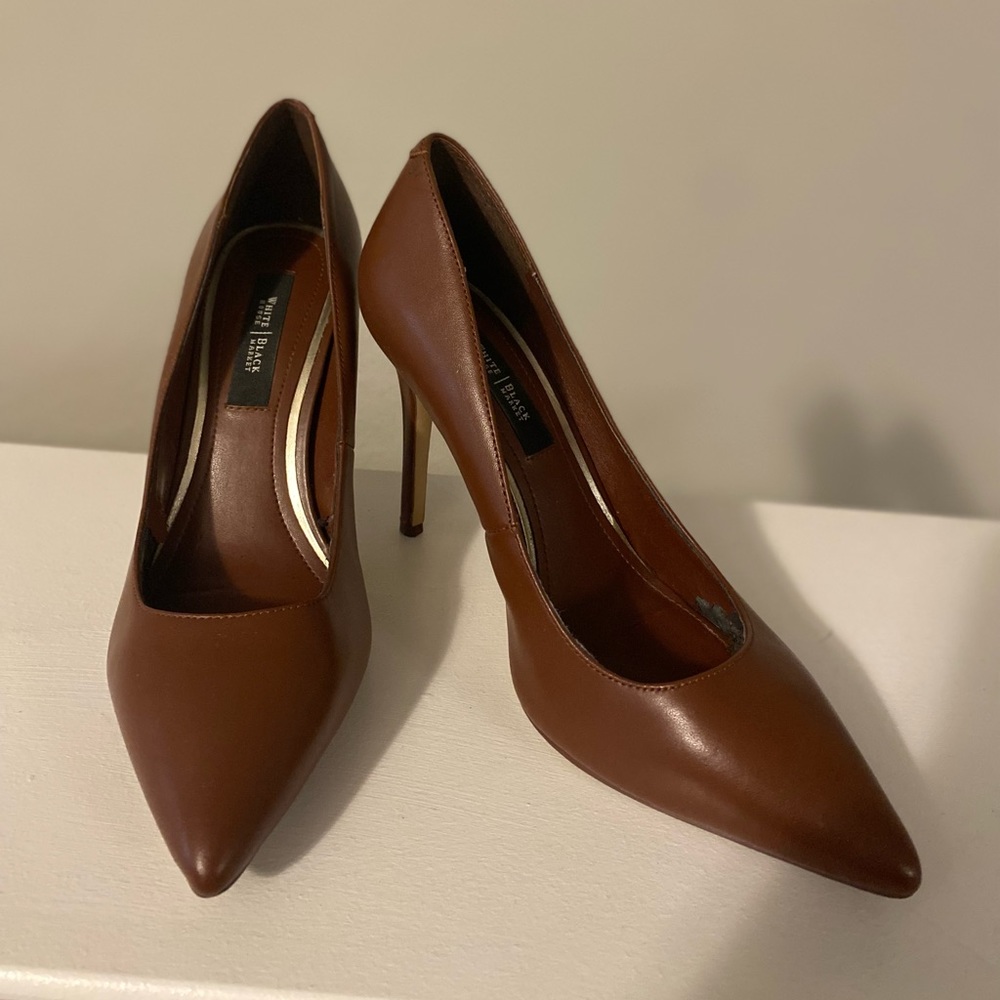 White House Black Market pumps- woman’s size 7